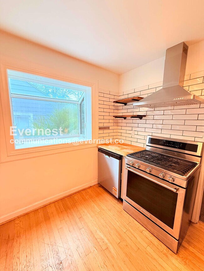 Foto del edificio - 1557 Leroy St