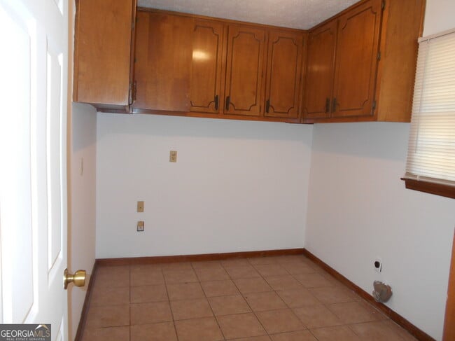 Building Photo - 551 Racetrack Rd