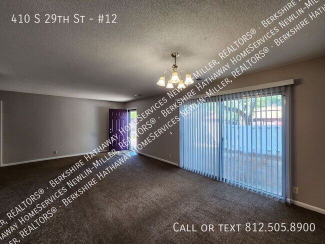 Building Photo - Large Townhome Apartment with 1 1/2 Baths ...