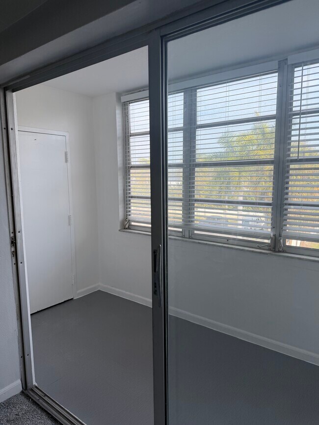 Foto del edificio - 7321 Central Ave