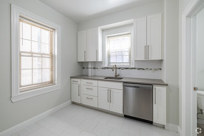 1BR, 1BA w/Dining Area - 700SF - Kitchen - 128 Broad Street Apartments