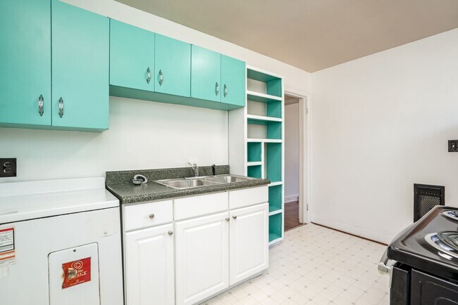 Foto del edificio - 2216-2218 Castleman Dr