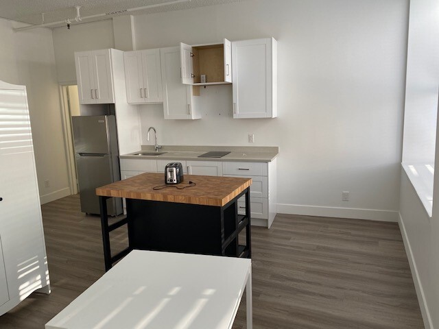 Building Photo - Waldorf Studios