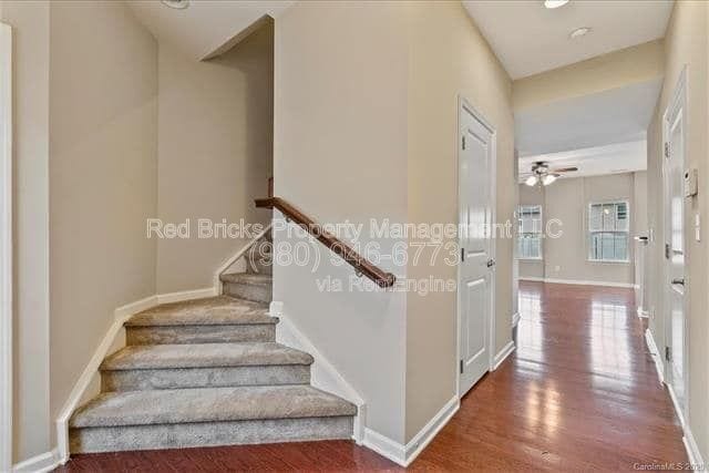 Foto del edificio - 2420 Silverthorn Dr