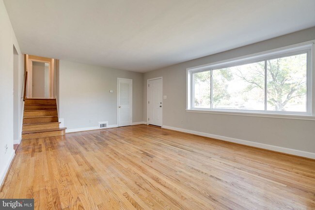 Foto del edificio - 6101 Clearbrook Dr