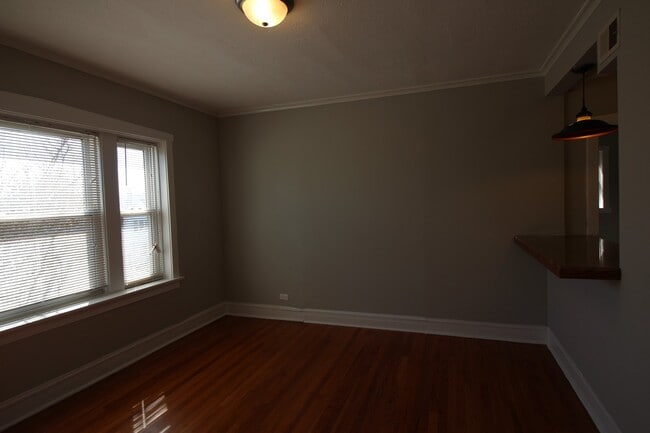 Foto del edificio - 2 Bed / 1 Bath Beautiful Rehabbed Apartment in Hermosa near Fullerton Bus, Restaurants & Shopping...