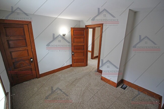 Foto del edificio - Updated, two story home, 4 bedrooms and 1 ...