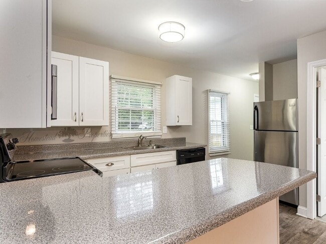 Building Photo - Updated 3 Bedroom / 2 Bath Home on Lamont