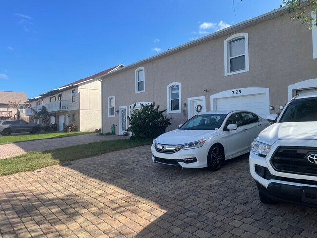 Foto del edificio - 723 Laurel Bay Cir