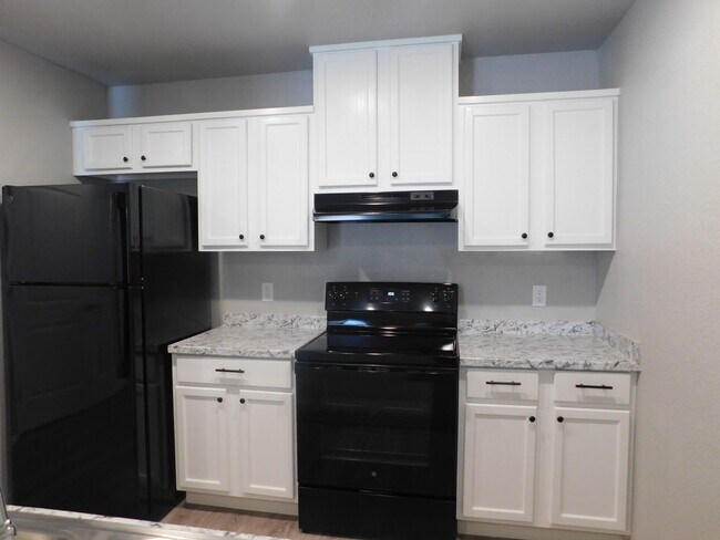 Building Photo - New 2 Bedroom Duplex Near University of Ar...