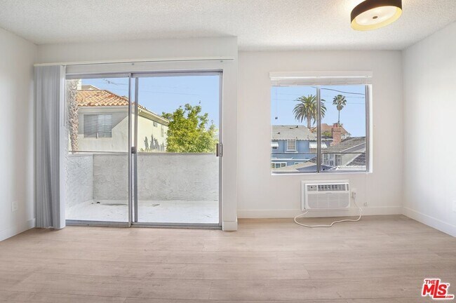 Foto del edificio - 1352 S Carmelina Ave