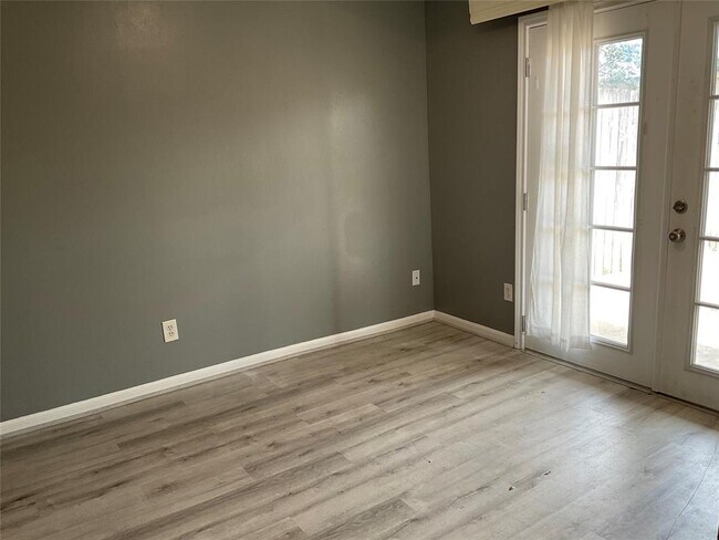 Foto del edificio - 1517 N Hwy 146