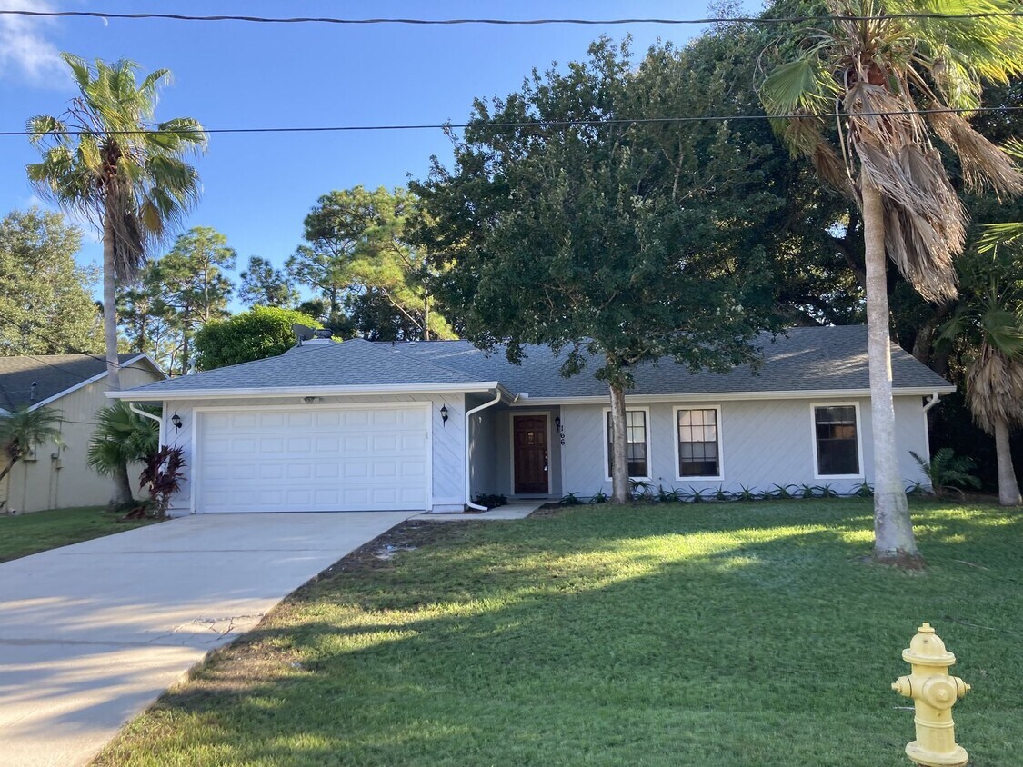 Primary Photo - Charming 3 bedroom, 2 bathroom house with ...