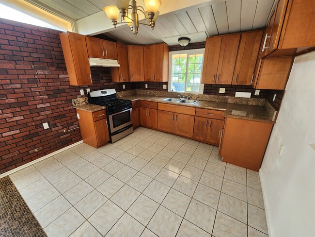 Kitchen - 1258 N Albertson Ave