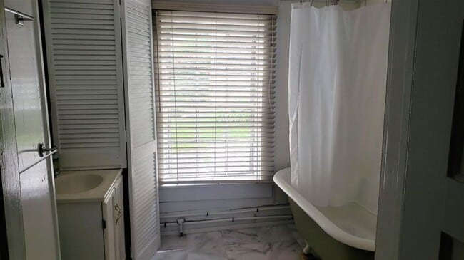 Building Photo - 2 Br 1 BA Cottage