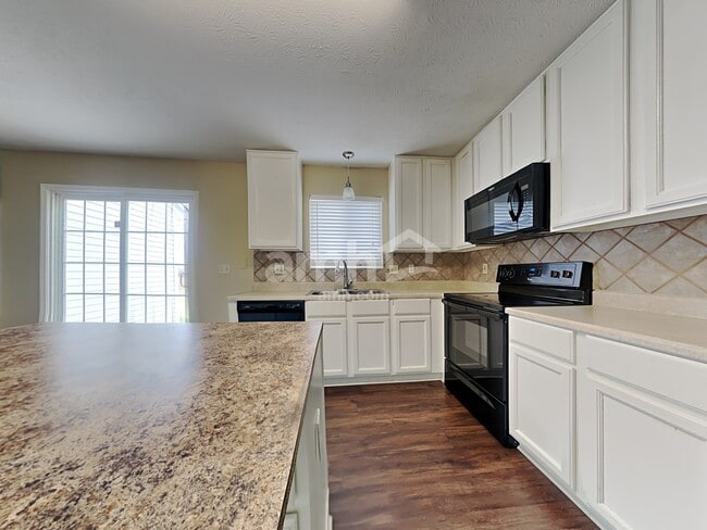 Building Photo - 3679 Shorewood Dr