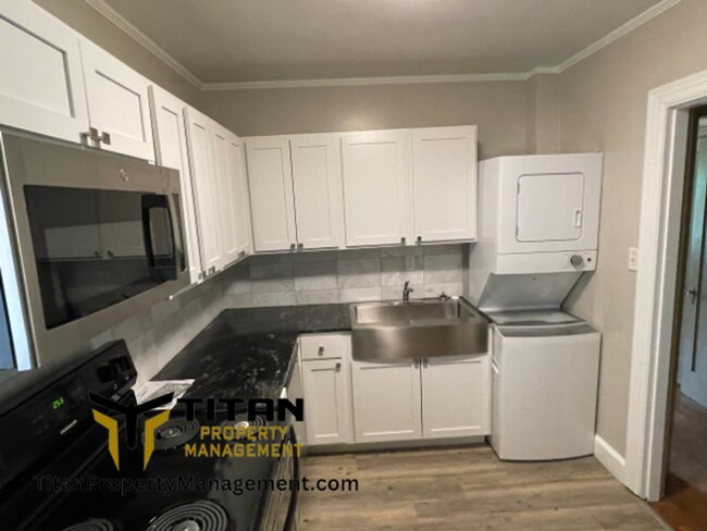 Building Photo - Charming Downtown Apartment