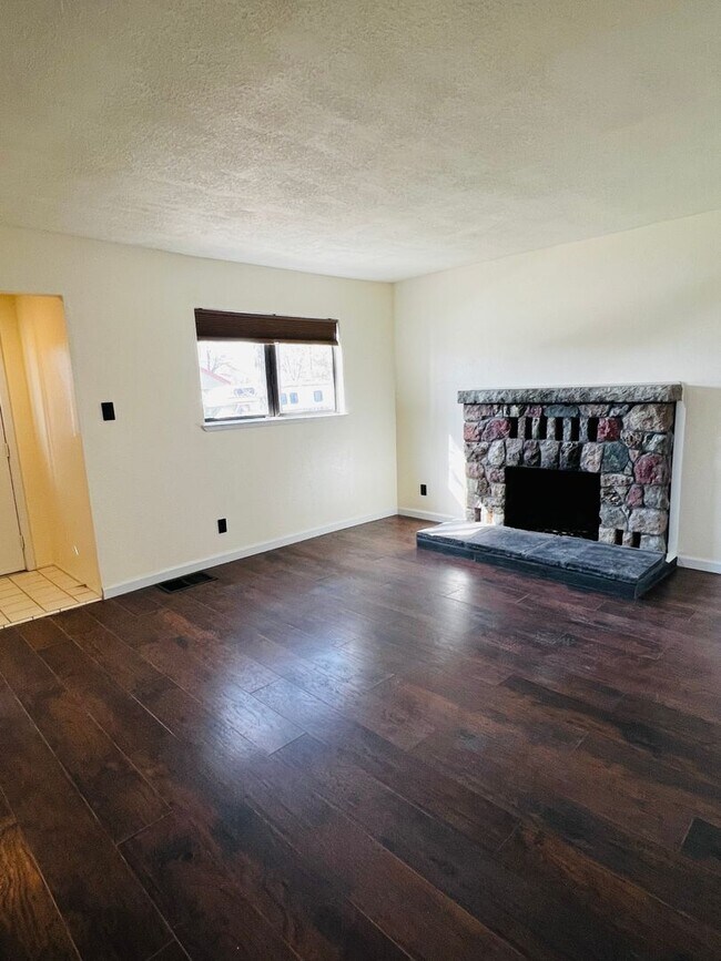 Building Photo - 507 Burns St