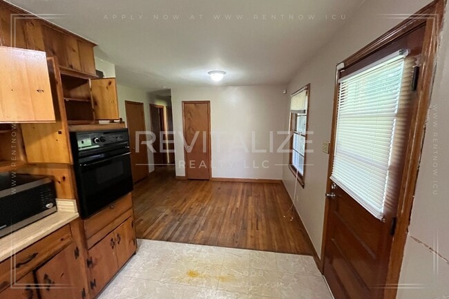 Building Photo - Charming 3 Bedroom/1.5 Bathroom Home in Mo...