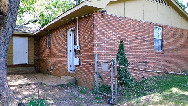 Foto del edificio - 4-BEDROOM + BONUS ROOM - Beautiful, Shady Residential Area