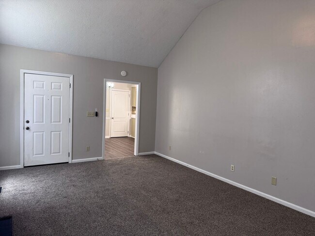 Foto del edificio - Super convenient location! Quick access to I-24 Exit 11!