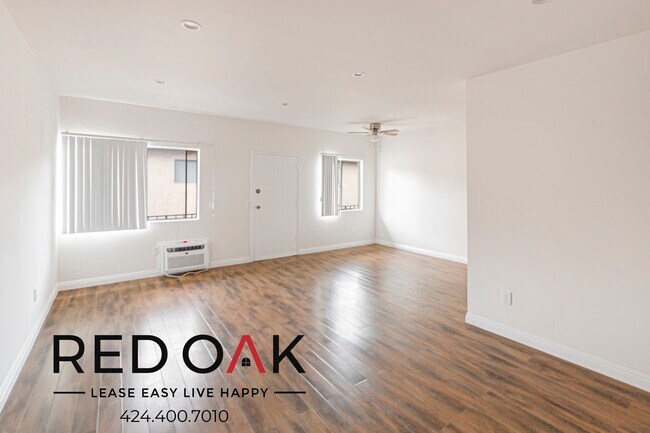 Foto del edificio - ~$750 OFF~ Spacious Two Bedroom with Hardw...