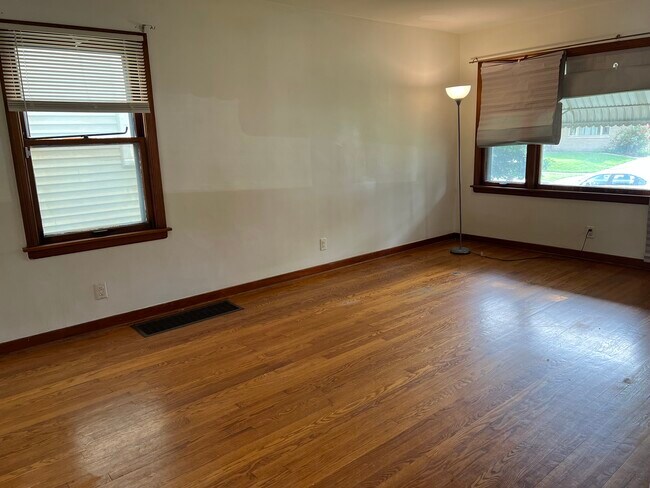 Foto del edificio - 7137 McCook Ave