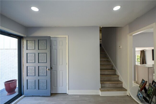 Foto del edificio - 643 Navarre Dr