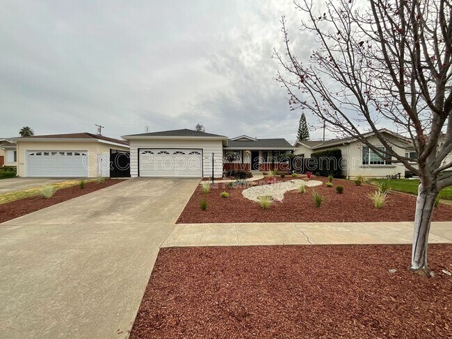 Foto del edificio - 7132 Bark Ln