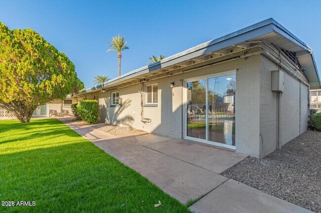 Foto del edificio - 6841 E 2nd St