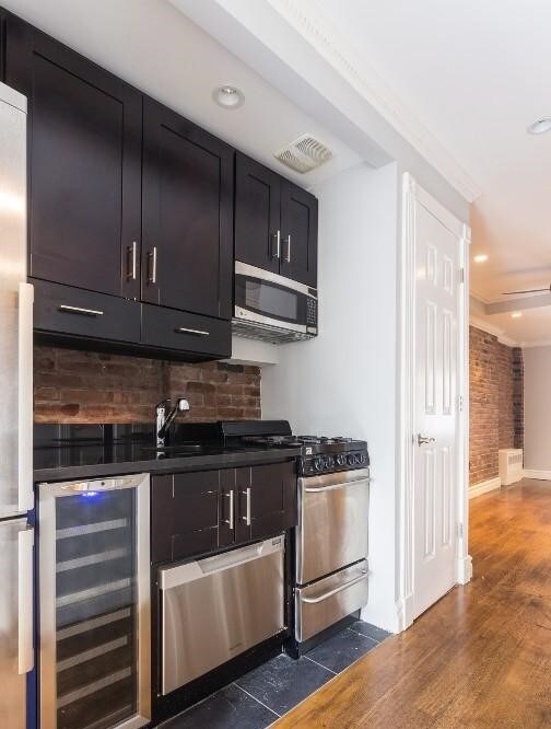 kitchen - 320 W 16th St