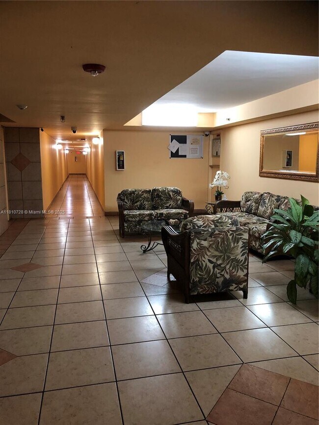 Building Photo - 9686 Fontainebleau Blvd