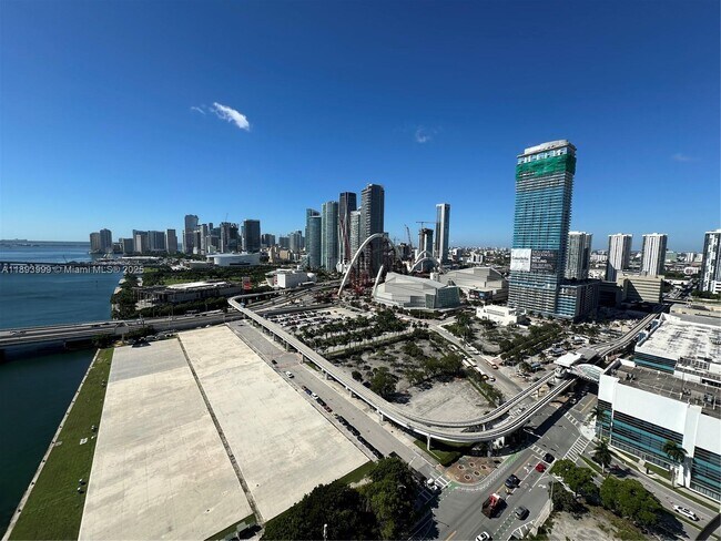 Foto del edificio - 555 NE 15th St