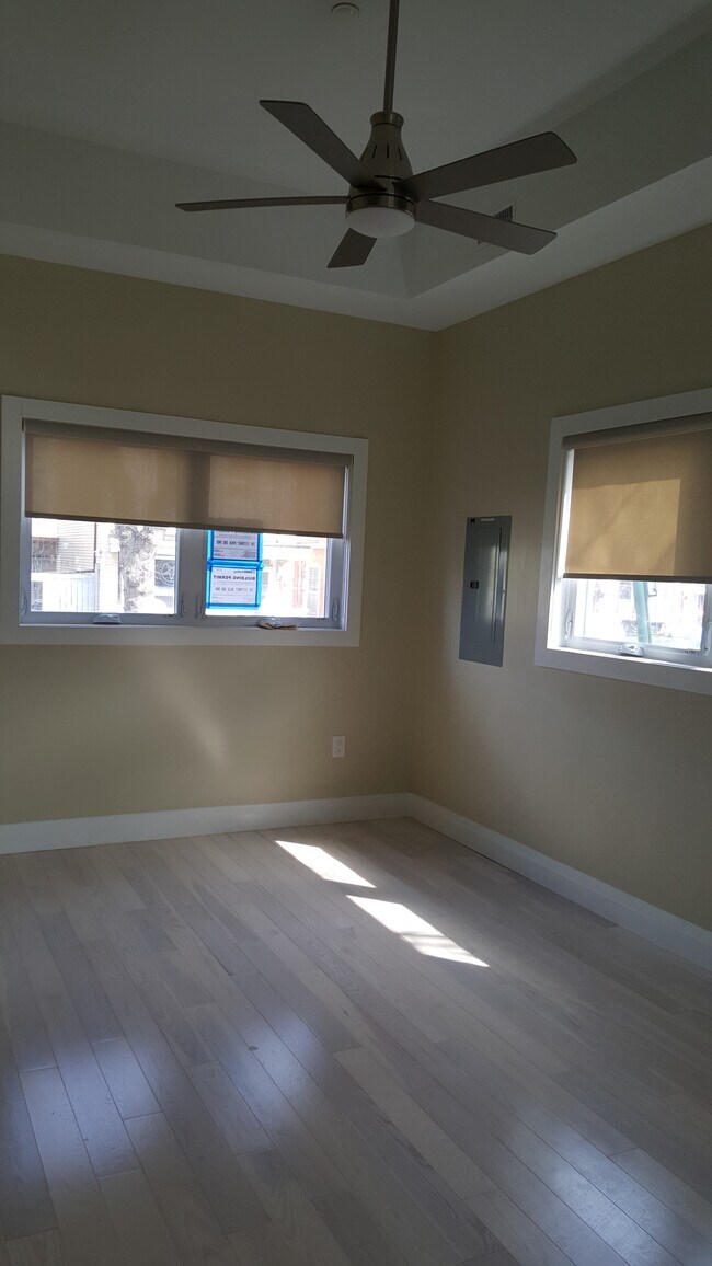 Photo du bâtiment - Beautiful (900 sq ft.) 2 bedroom