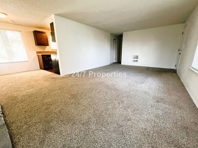 Building Photo - 2 BD 1 BA home in SE Portland! NEW Carpet