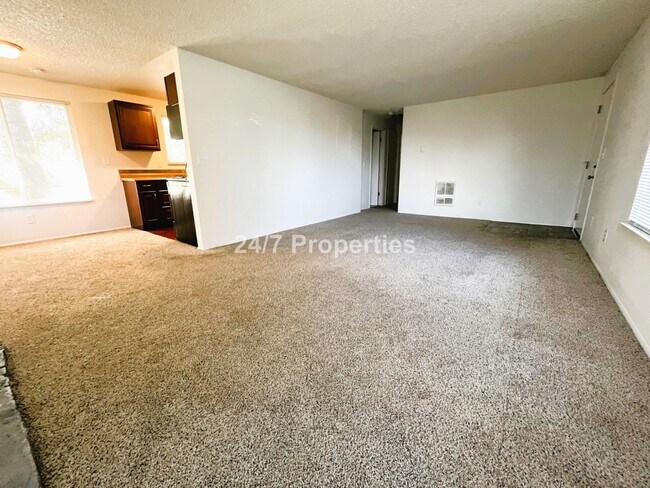 Foto del edificio - Bright & Updated 2 BD | 1 BA home - SE Portland