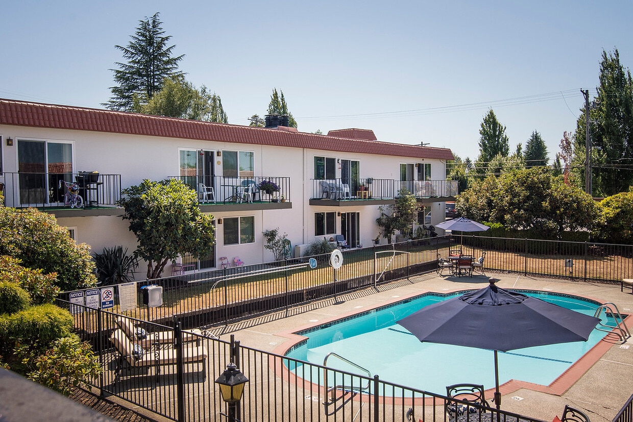 Courtyard - 2815 Grandview Dr W