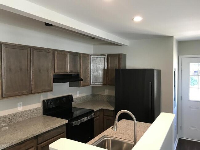 Foto del edificio - Beautiful 4 bedroom 2.5 bath townhome