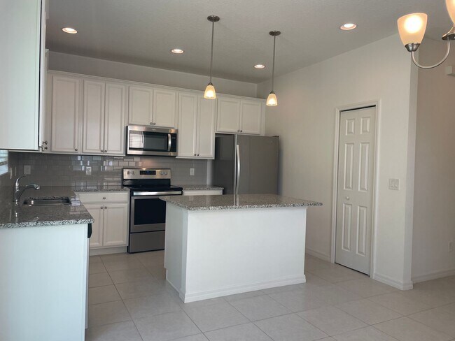 Foto del edificio - Beautiful 3/2.5 Townhome in the Goldenrod ...