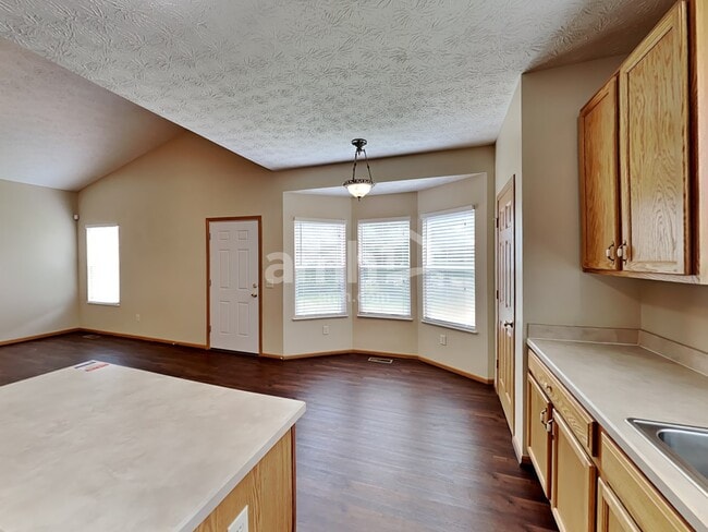 Building Photo - 1468 E Quail Run Dr