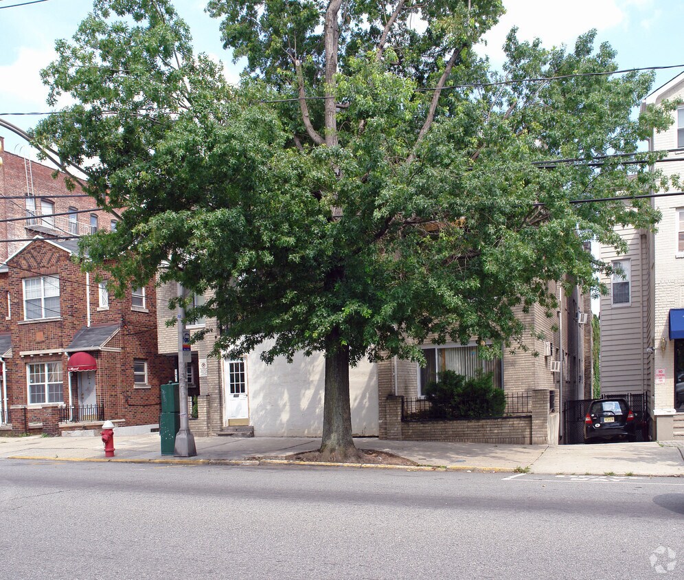 Building Photo - 920 Palisade Avenue