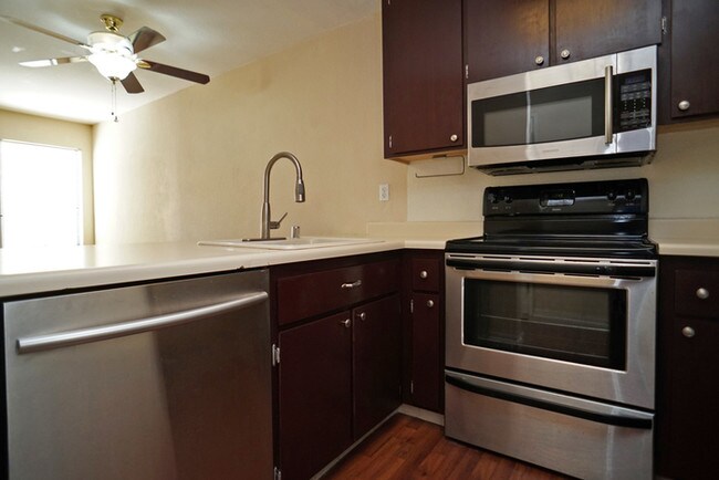 Building Photo - 5617 Walnut Ave