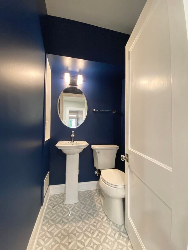 Foto del edificio - Renovated 2 Bed/1.5 Bath on a Quiet Street in Mt. Washington!  Available July1st!