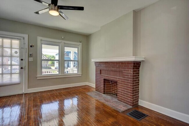 Building Photo - Updated 2 Br Half Double