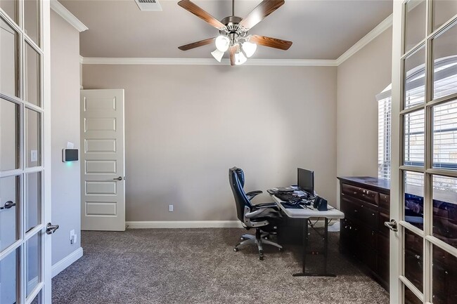 Building Photo - 6901 Leonardo Dr