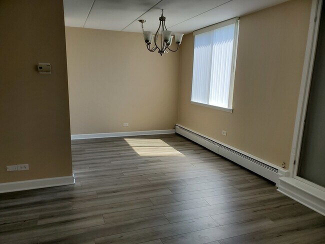 Building Photo - 225 S Rohlwing Rd