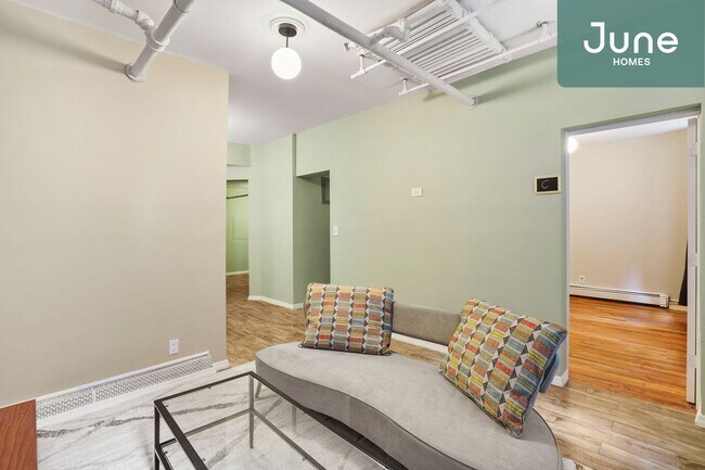 Building Photo - Queen room in 3-bed/2.0-bath Home