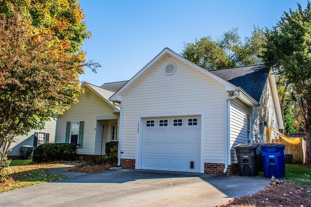 Foto principal - 1925 Cedar Ridge Ln