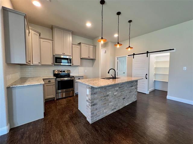 Foto del edificio - 4010 Bridle Path Ln
