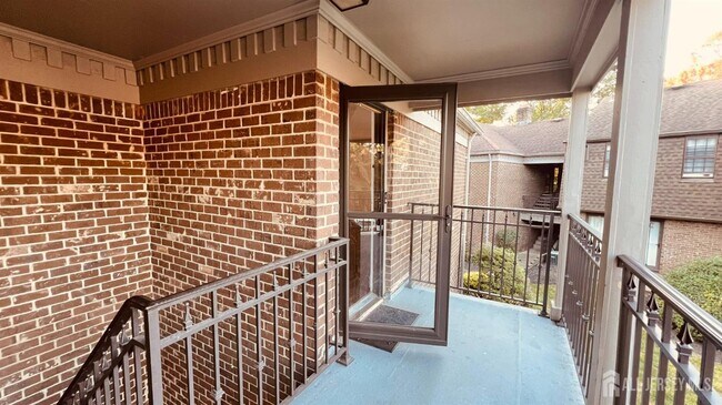 Building Photo - 323 Gill Ln